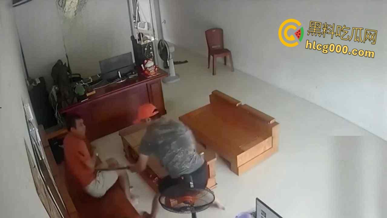 血腥慎入，越南店铺血腥事件，一男子因感情纠纷持，刀砍断另一男子手臂，现场血流成河惨不忍睹 !