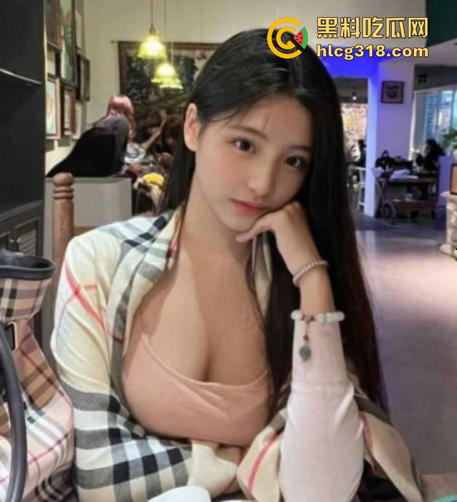 南京邮电大学校花【王筱】网恋奔现，在家中沙发做爱被后入内射，男友鸡鸡短精液一下就流出来了！