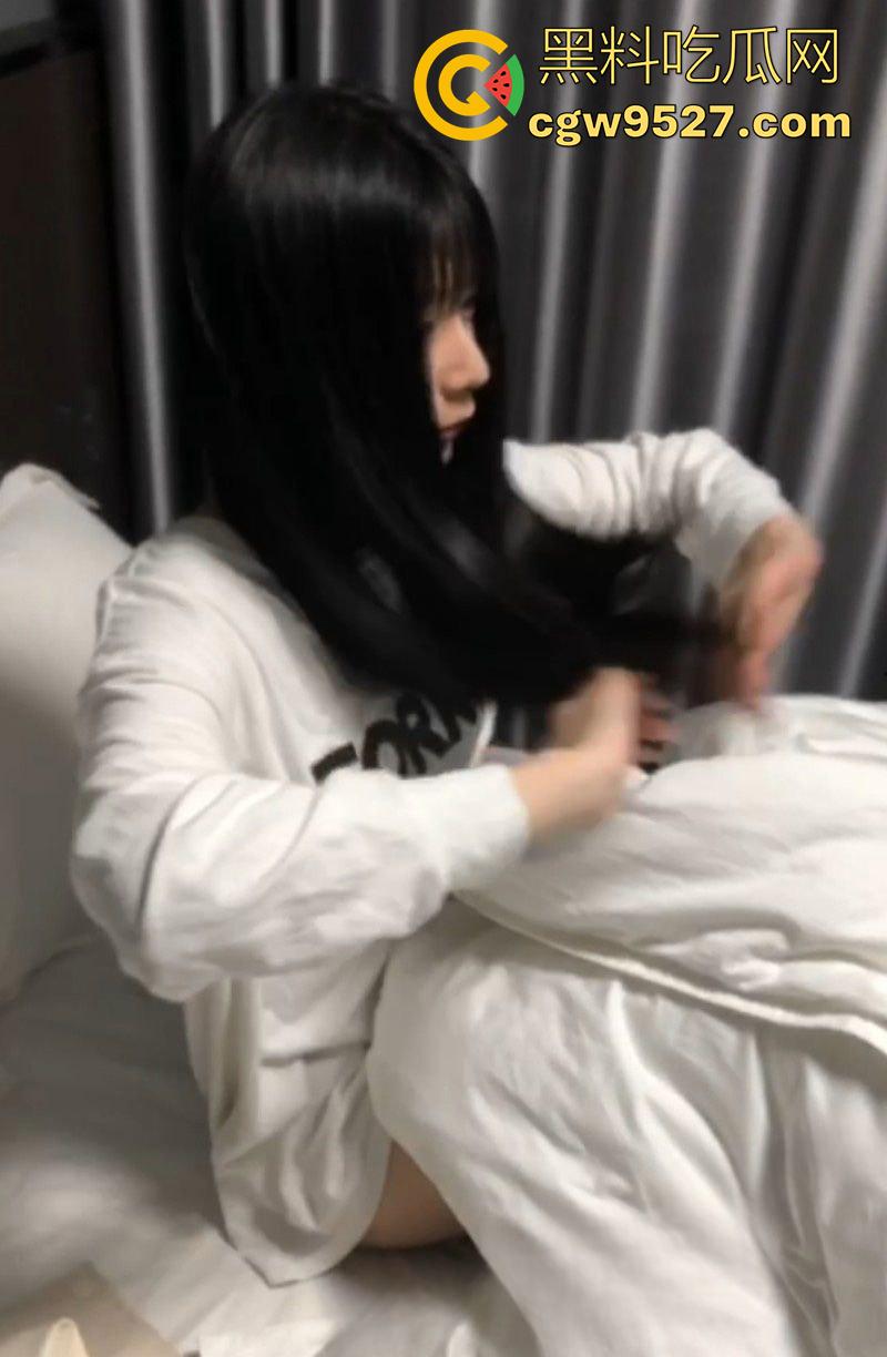 江西华东交通大学，大一新生萌妹【唐沁茹】，酒店约炮体育生被偷拍，跪地口交画面超刺激！-7