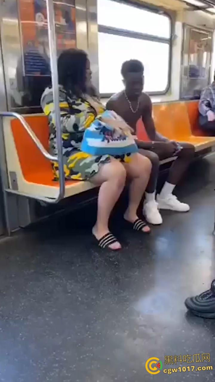 地铁猎奇！黑人巨乳母亲当众给20岁儿子吸吮奶头喂奶，乘客目瞪口呆与其争吵，黑妈宝太过逆天！