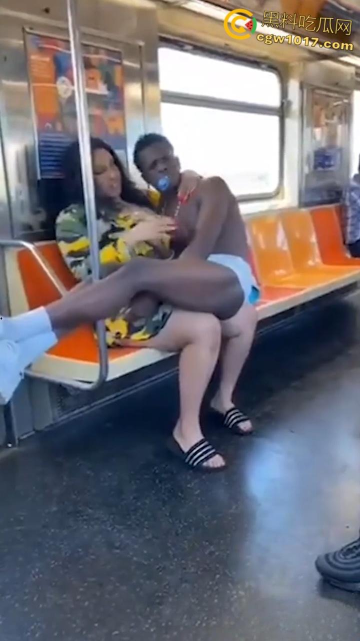 地铁猎奇!黑人巨乳母亲当众给20岁儿子吸吮奶头喂奶,乘客目瞪口呆与其争吵,黑妈宝太过逆天!-3