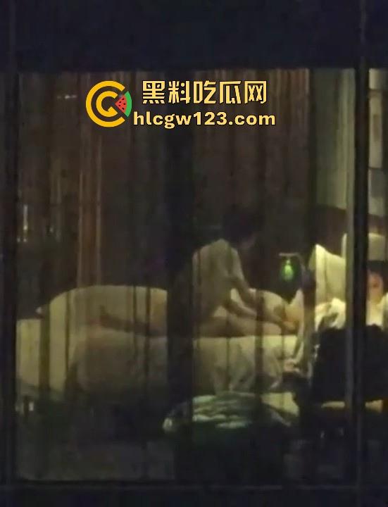 五星级酒店偷拍情侣做爱 长腿美女被按在窗前大力抽插 男友手机记录性爱视频 怎知对面楼瓜友也在记录!-2
