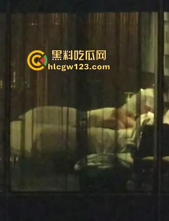 五星级酒店偷拍情侣做爱 长腿美女被按在窗前大力抽插 男友手机记录性爱视频 怎知对面楼瓜友也在记录!-4