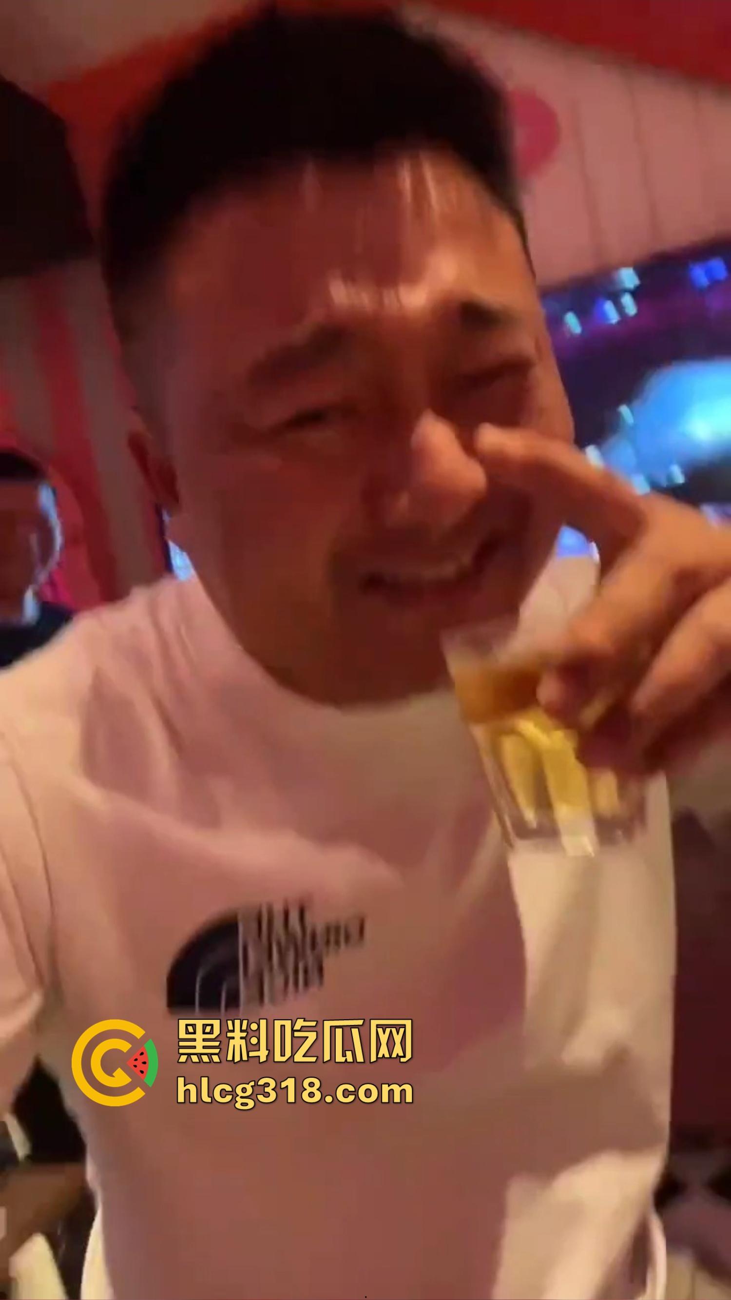 KTV里都开始轮流干嫂子,兄弟喊麦伴奏,兄弟老婆众人炮架都能当众干,喝酒唱歌举杯助兴!-6