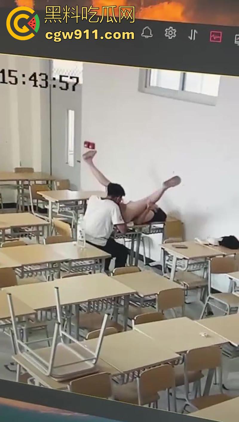 烟台黄金职业学院，教室监控偷拍瓜，情侣在课室搞啪啪，躺在书桌上任由男友玩穴，全程视频流出！