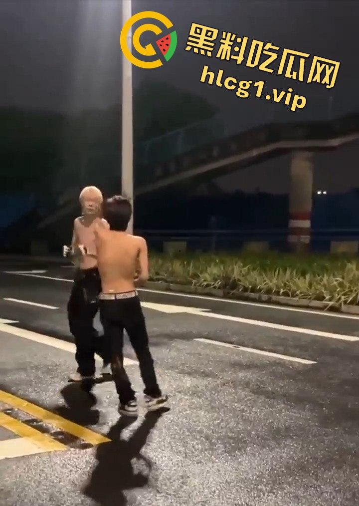 街头乱斗猴王争霸，两只精神瘦猴子大打出手，围观群众目瞪口呆！