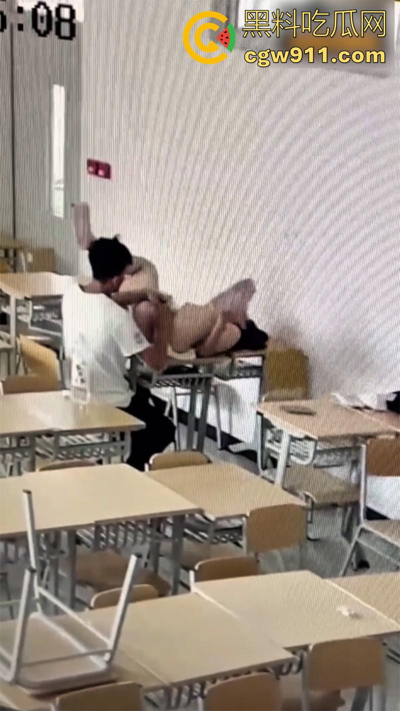 烟台黄金职业学院,教室监控偷拍瓜,情侣在课室搞啪啪,躺在书桌上任由男友玩穴,全程视频流出!-2