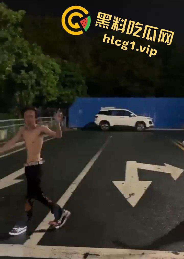 街头乱斗猴王争霸,两只精神瘦猴子大打出手,围观群众目瞪口呆!-2