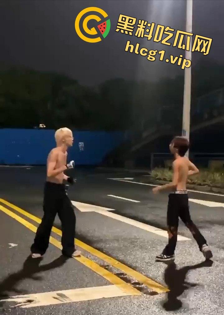 街头乱斗猴王争霸,两只精神瘦猴子大打出手,围观群众目瞪口呆!-3