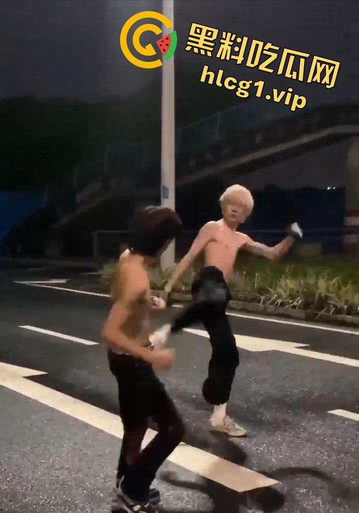 街头乱斗猴王争霸,两只精神瘦猴子大打出手,围观群众目瞪口呆!-4