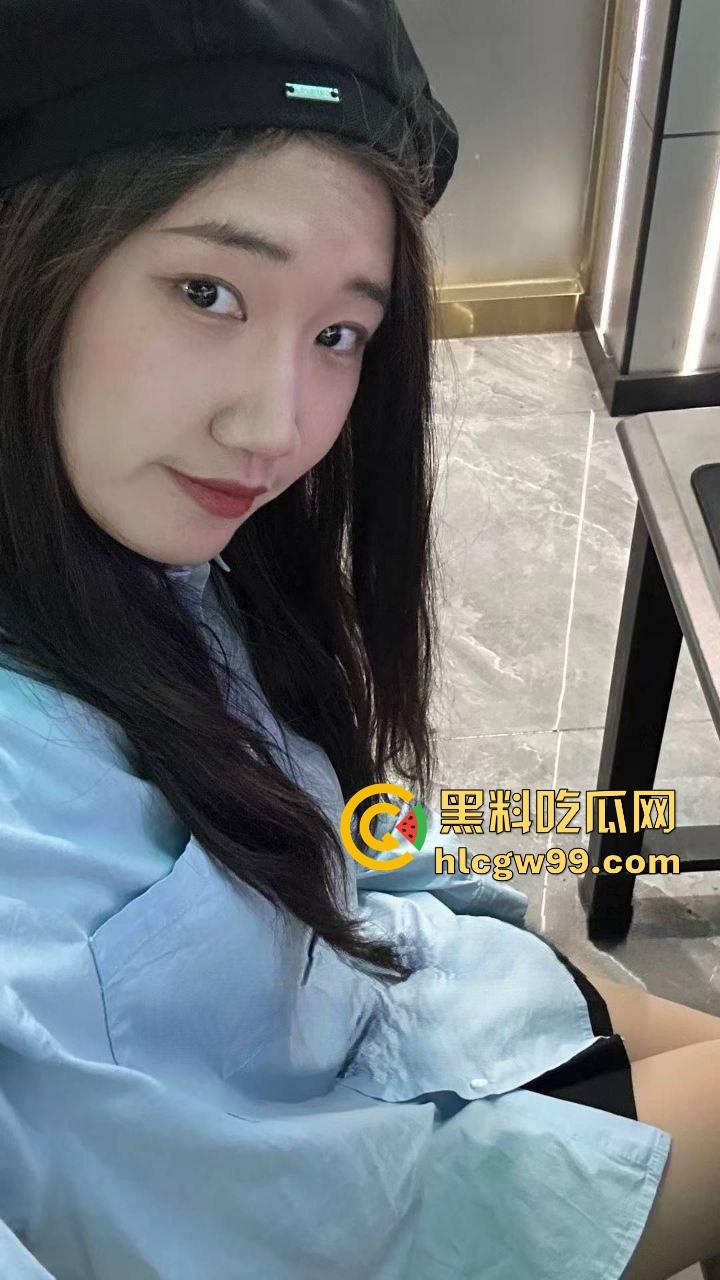 河北师大学生【周乃馨】被渣男PUA性爱视频曝光，三两句就掰开黑森林，骚逼一览无余！