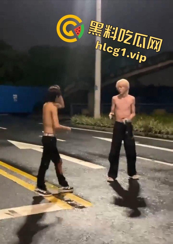 街头乱斗猴王争霸,两只精神瘦猴子大打出手,围观群众目瞪口呆!-5