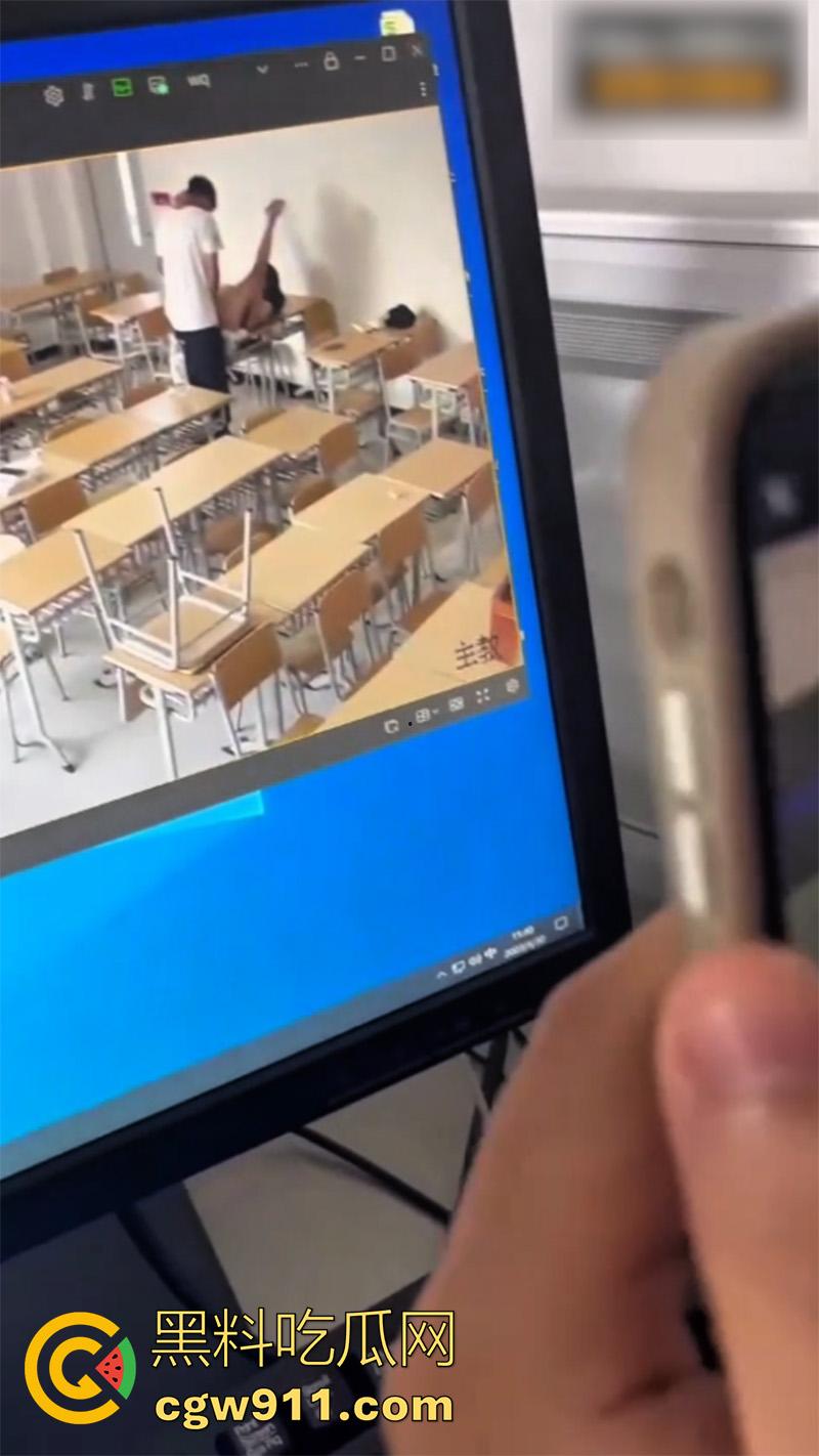 烟台黄金职业学院,教室监控偷拍瓜,情侣在课室搞啪啪,躺在书桌上任由男友玩穴,全程视频流出!-4