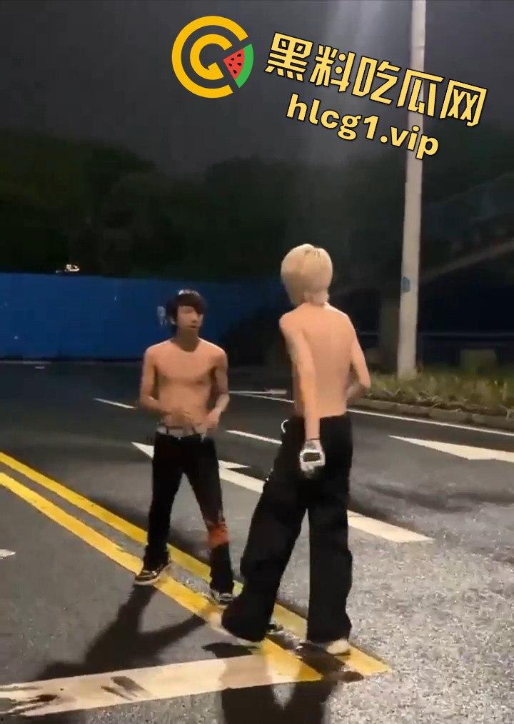 街头乱斗猴王争霸,两只精神瘦猴子大打出手,围观群众目瞪口呆!-6