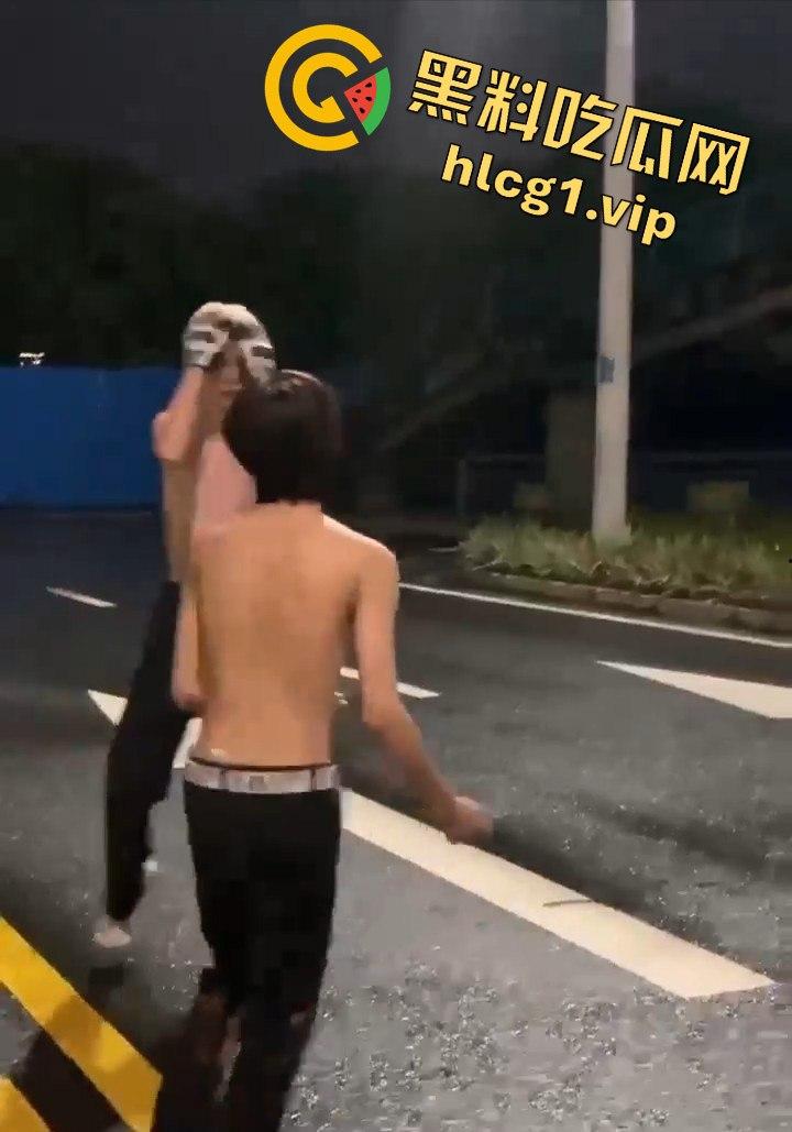 街头乱斗猴王争霸,两只精神瘦猴子大打出手,围观群众目瞪口呆!-7