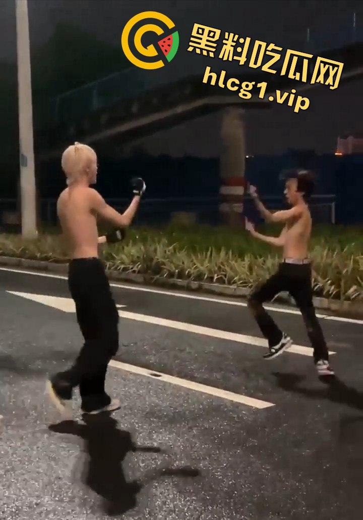 街头乱斗猴王争霸,两只精神瘦猴子大打出手,围观群众目瞪口呆!-8