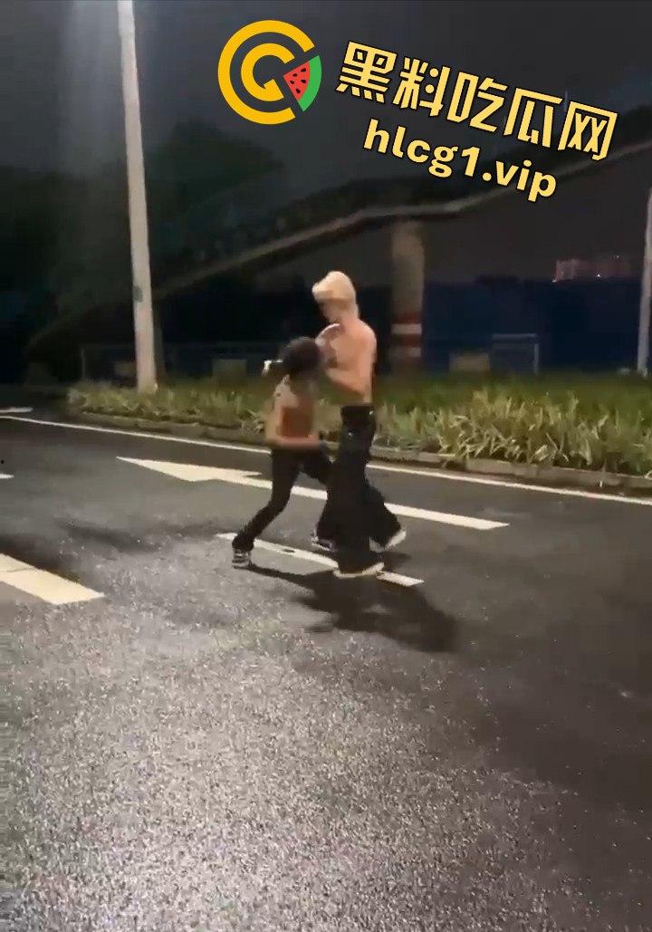 街头乱斗猴王争霸,两只精神瘦猴子大打出手,围观群众目瞪口呆!-9