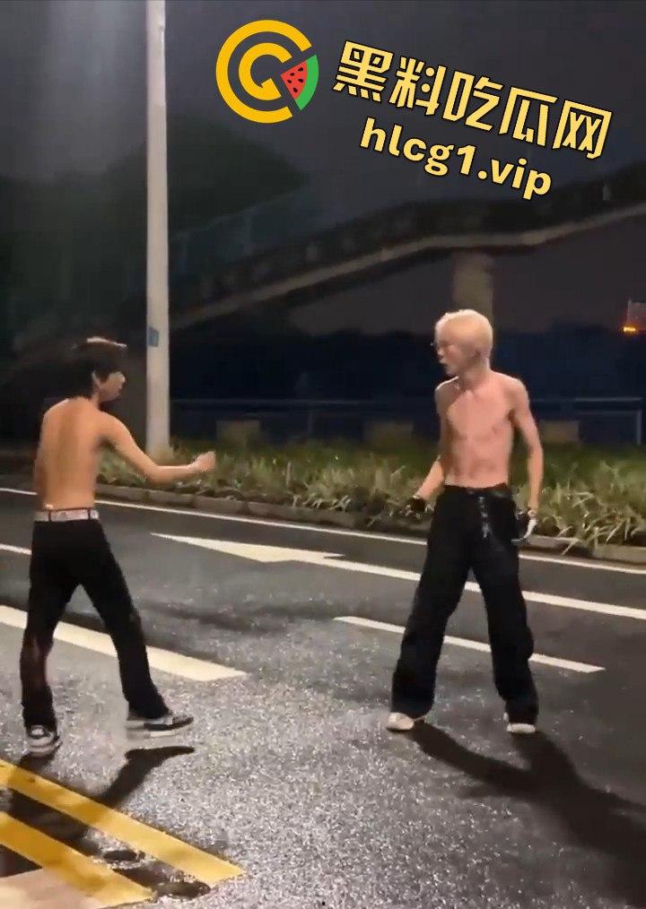 街头乱斗猴王争霸,两只精神瘦猴子大打出手,围观群众目瞪口呆!-10