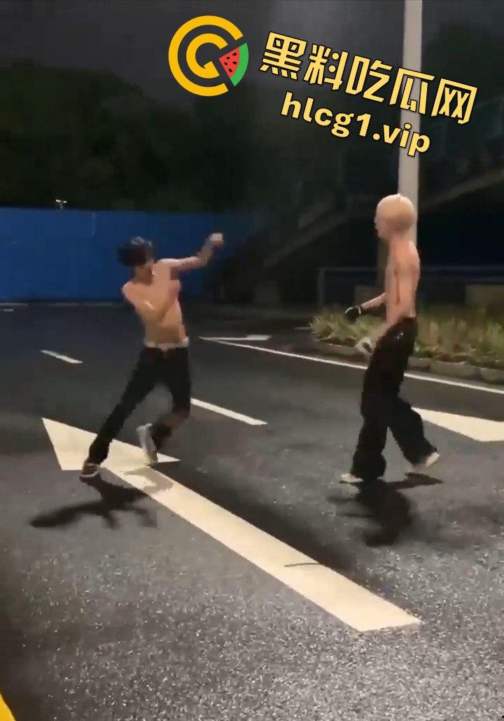 街头乱斗猴王争霸,两只精神瘦猴子大打出手,围观群众目瞪口呆!-11