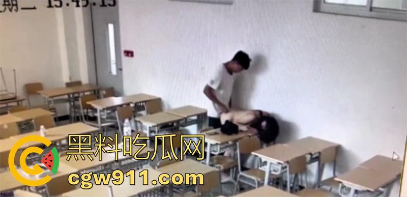烟台黄金职业学院,教室监控偷拍瓜,情侣在课室搞啪啪,躺在书桌上任由男友玩穴,全程视频流出!-8