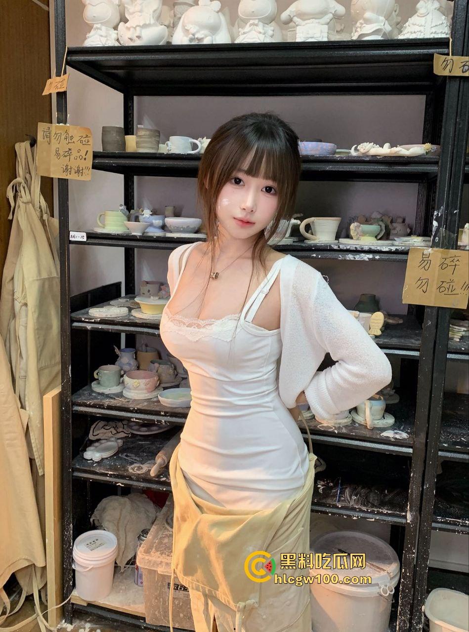 安徽美院【金婉婷】带闺蜜组队找干爹调教,皮鞭伺候拜金女的屁股被抽得像逼一样红,场面骚到不行!-4