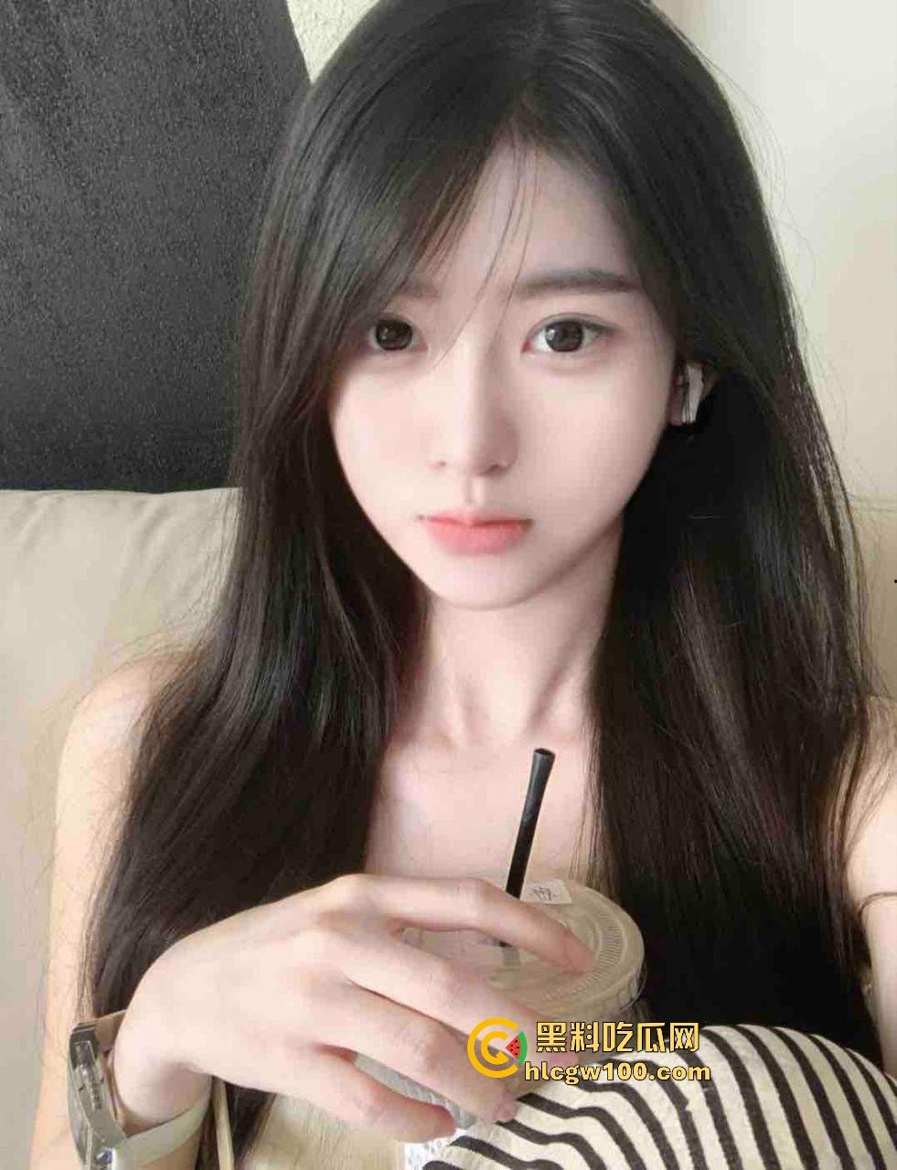 安徽美院【金婉婷】带闺蜜组队找干爹调教,皮鞭伺候拜金女的屁股被抽得像逼一样红,场面骚到不行!-6