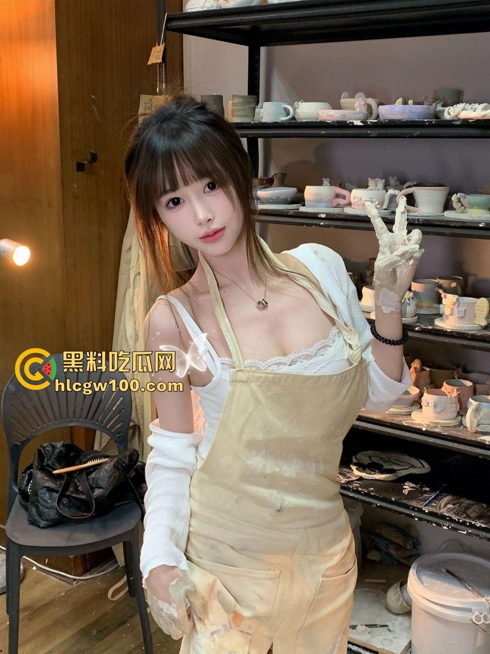 安徽美院【金婉婷】带闺蜜组队找干爹调教,皮鞭伺候拜金女的屁股被抽得像逼一样红,场面骚到不行!-9