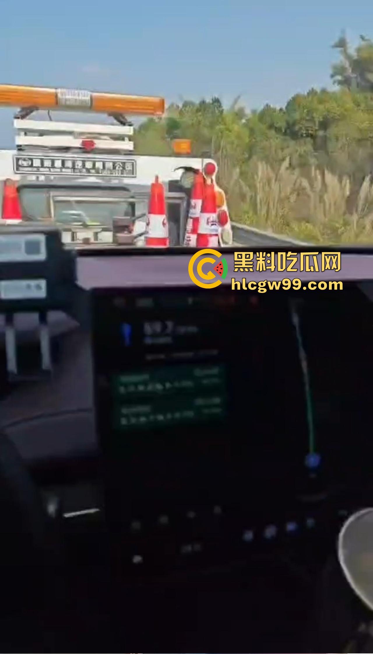 佛山小米SU7车主遇到修车店狠人大爷为挣补胎费,竟然故意划胎作案,哨兵模式全程实锤,缺德到家了!-11