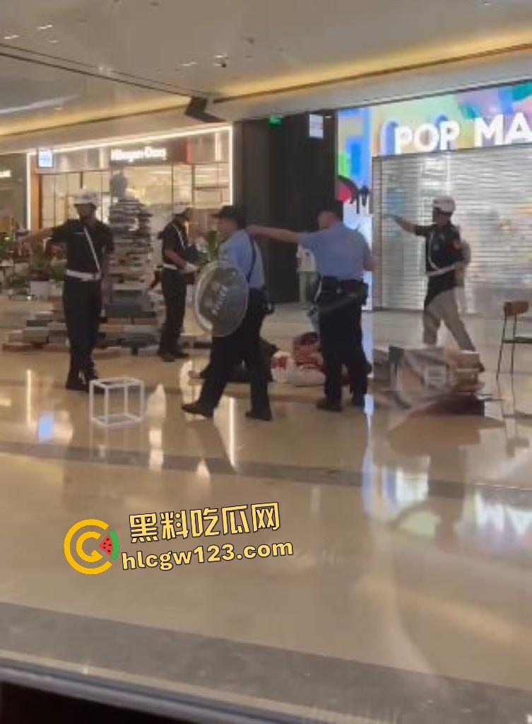 太古里男子因被朋友说穷，刀捅女子后自割咽喉，路人拿灭火器救“火”险些丧命！-8