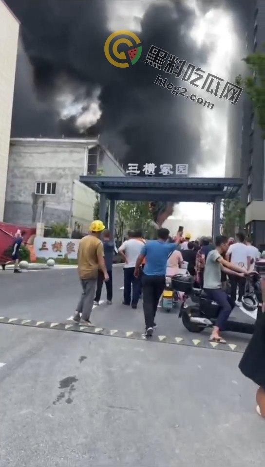 浙江宁波奉化工厂突发大火!不到五分钟车间化作火海,工人全力扑救无果-1