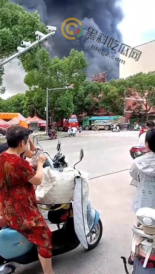 浙江宁波奉化工厂突发大火!不到五分钟车间化作火海,工人全力扑救无果-3