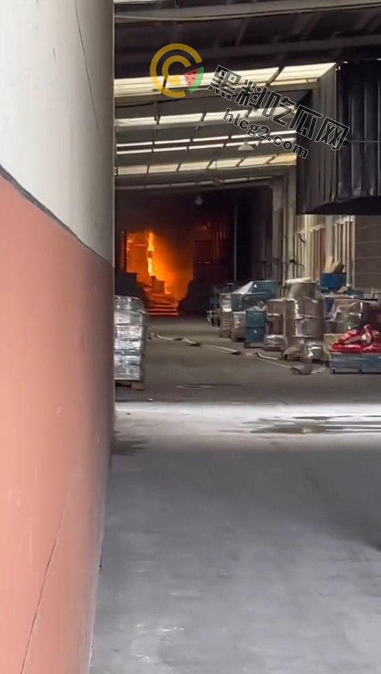 浙江宁波奉化工厂突发大火!不到五分钟车间化作火海,工人全力扑救无果-4