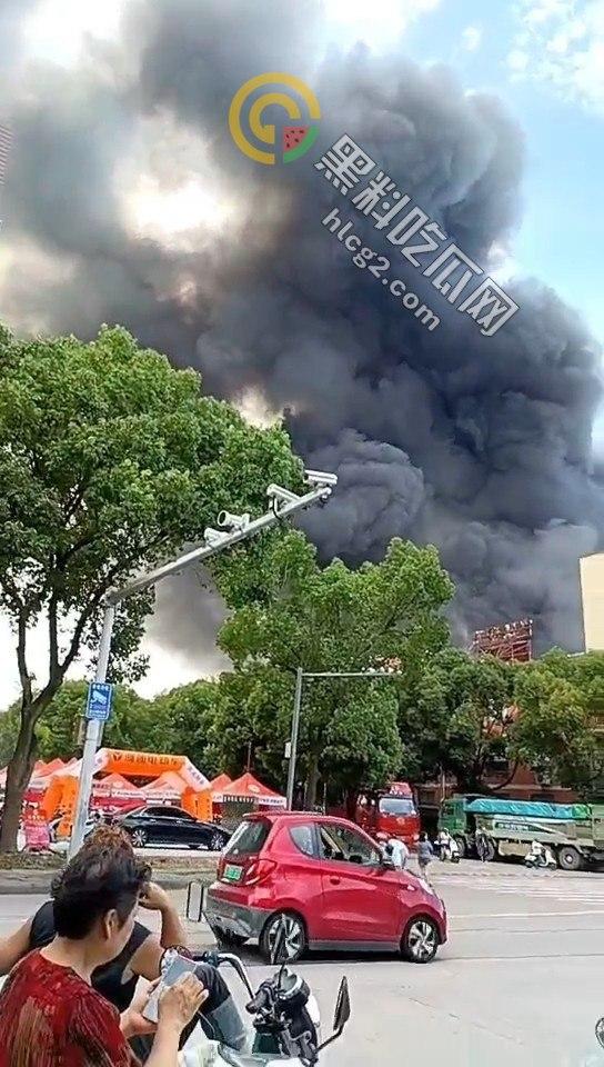 浙江宁波奉化工厂突发大火!不到五分钟车间化作火海,工人全力扑救无果-6