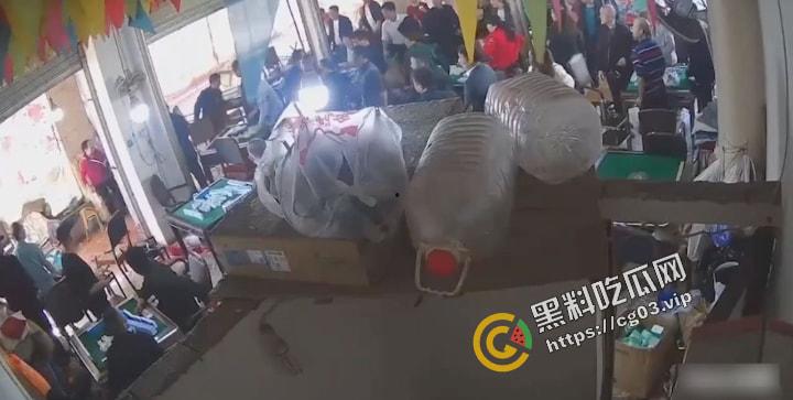 四川凉山 女方悔婚30万彩礼 只退一半 被男方父子持刀杀死 现场无码监控曝光-5