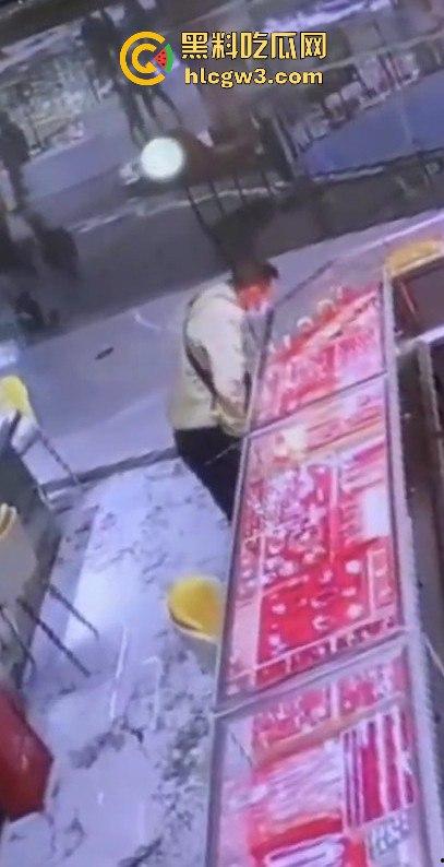 深圳水贝京基一楼惊现神偷!中午用刀划开柜台玻璃,100克金手镯被盗走-1
