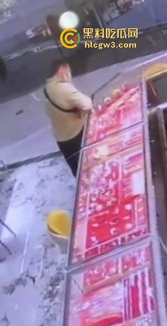 深圳水贝京基一楼惊现神偷!中午用刀划开柜台玻璃,100克金手镯被盗走-4