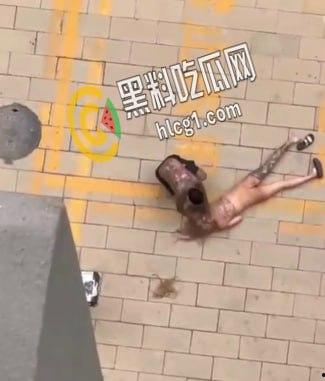 实拍社会青年暴虐女友 看女孩纹身也是个精神小妹 这是多大仇打成这样 头发都被扯掉了-2