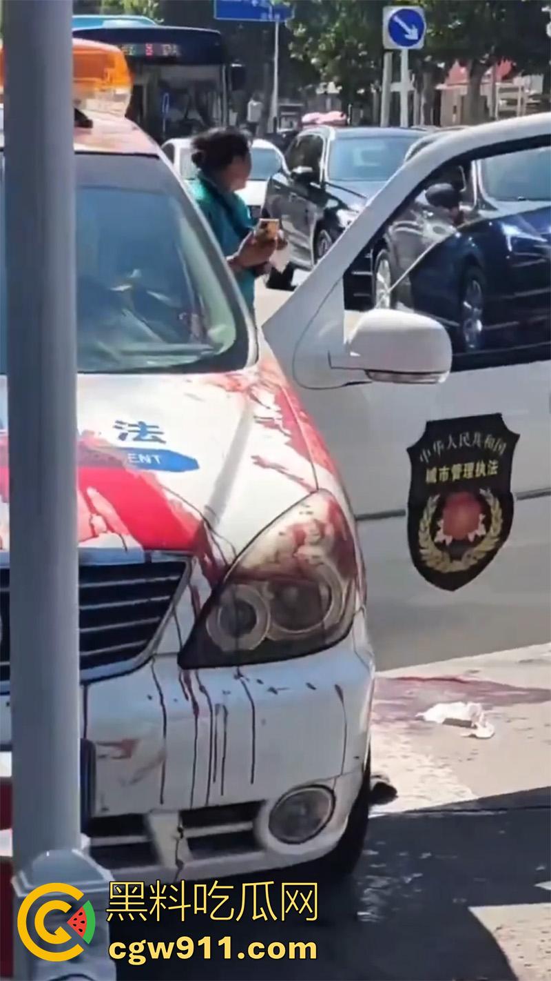 山东泰安五马市场附近，一名小贩与城管发生冲突，被城管欺负愤愤不平，随后在城管车前自刎。-2