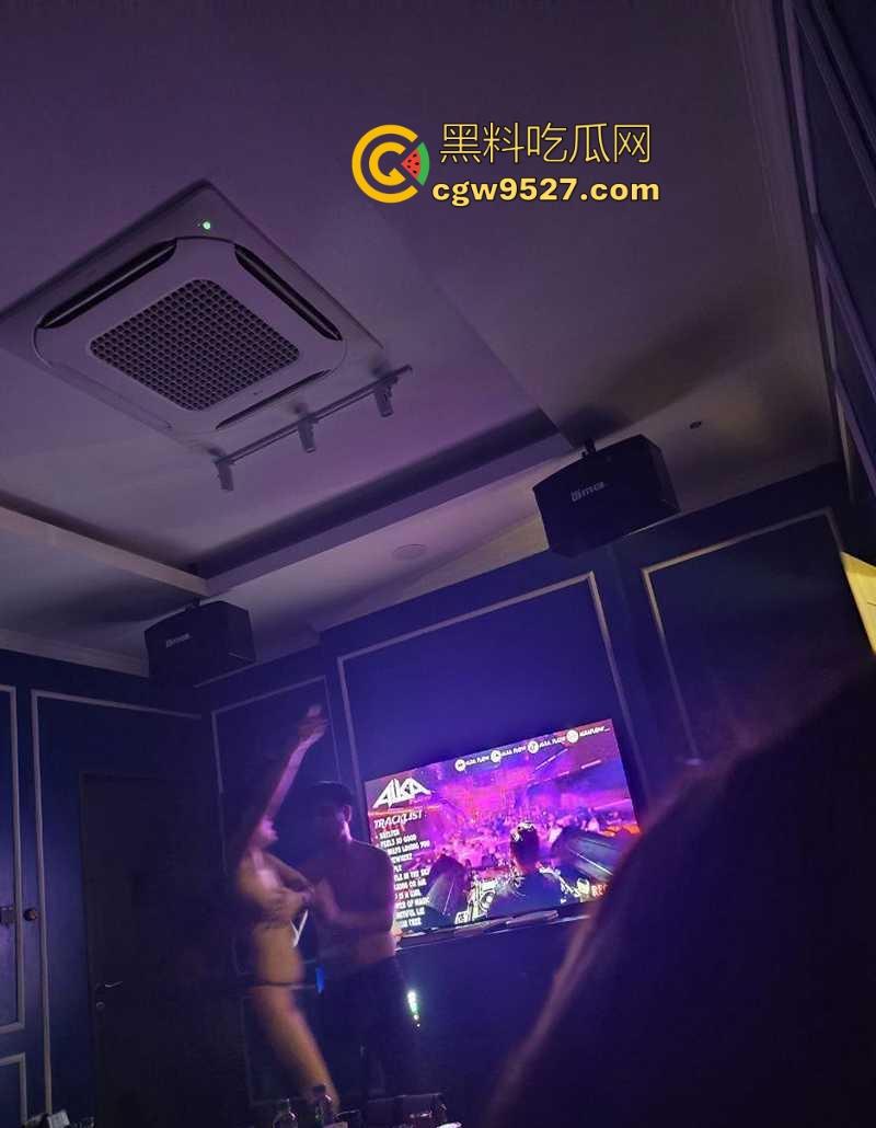 高档KTV,VIP包厢淫乱视频曝光 ,权贵乐园荒淫无度,金主们当众爆操美女公主,极度淫乱!-2