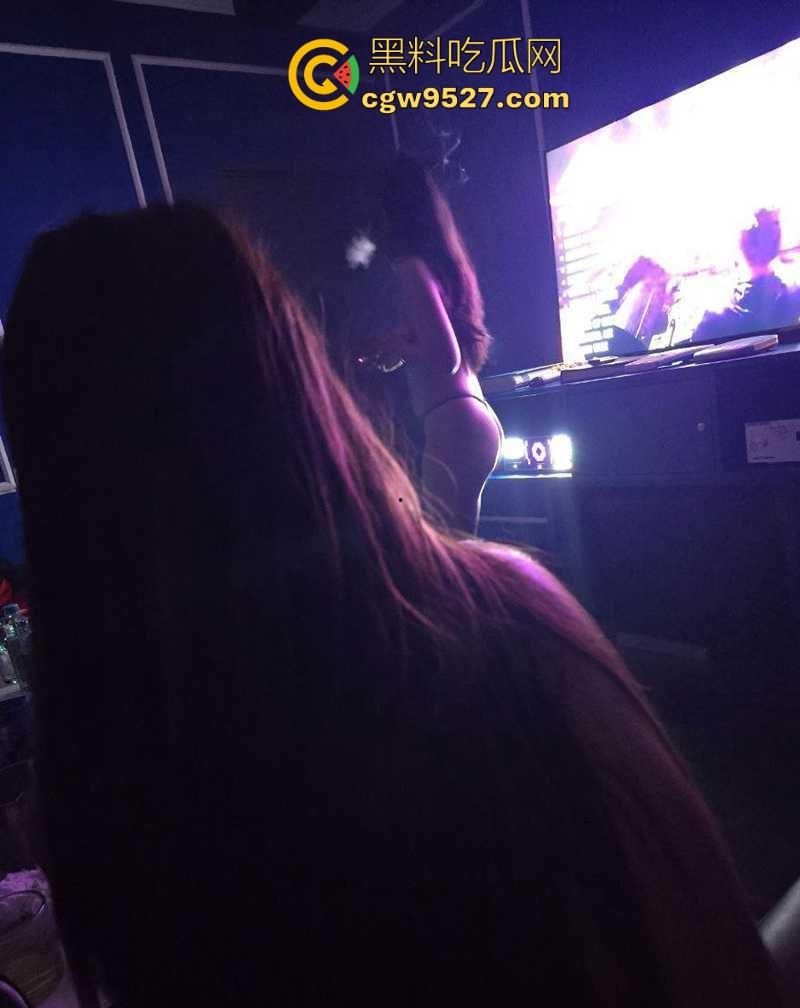 高档KTV,VIP包厢淫乱视频曝光 ,权贵乐园荒淫无度,金主们当众爆操美女公主,极度淫乱!-3