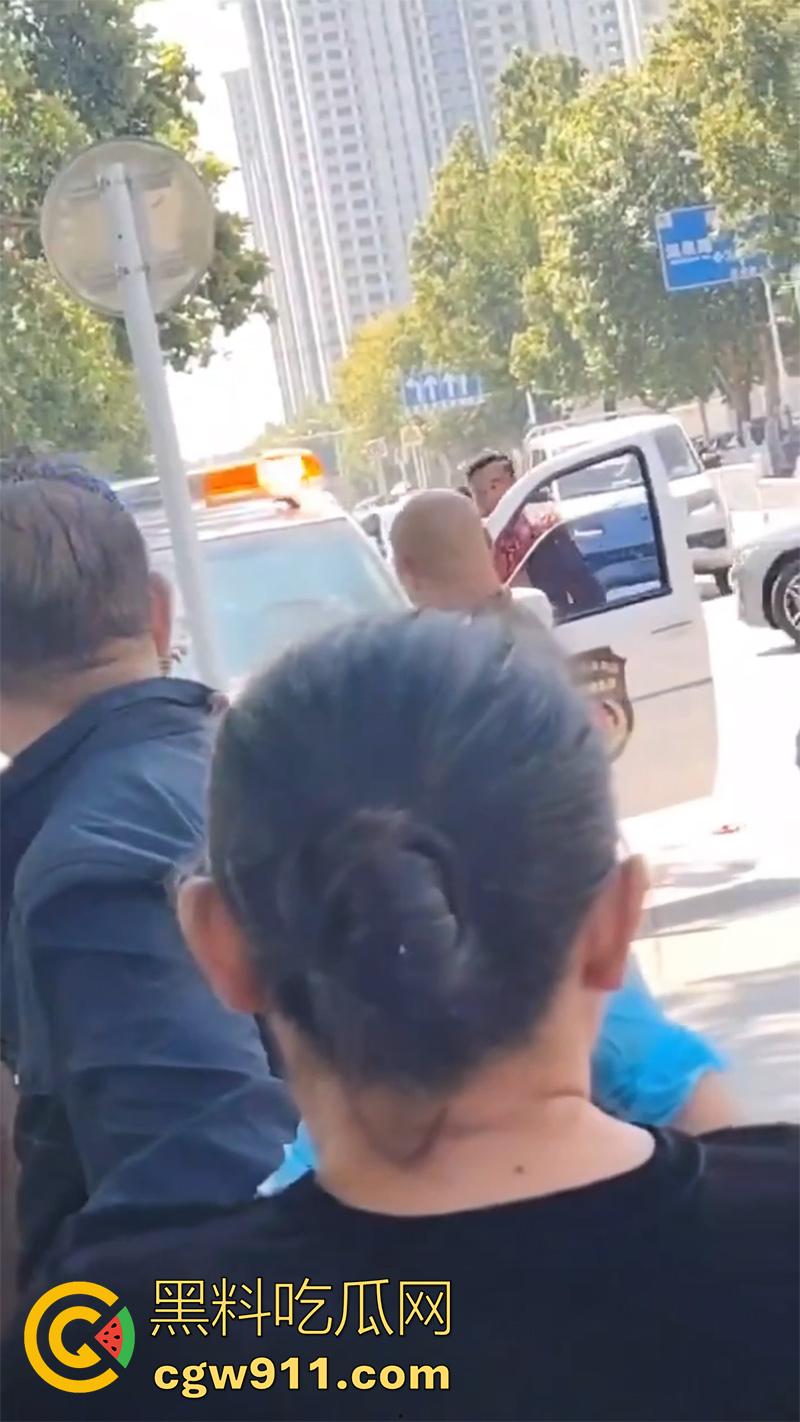 山东泰安五马市场附近，一名小贩与城管发生冲突，被城管欺负愤愤不平，随后在城管车前自刎。-7