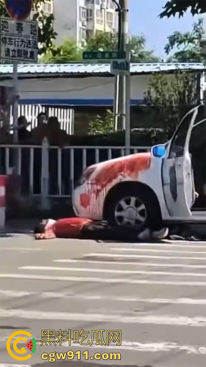 山东泰安五马市场附近，一名小贩与城管发生冲突，被城管欺负愤愤不平，随后在城管车前自刎。-8