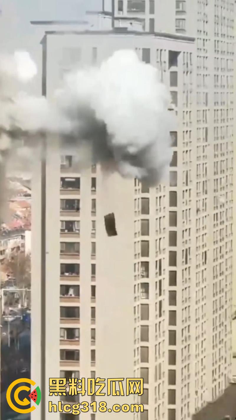 青岛电瓶车飞线充电,发生爆燃造成严重火灾,现场画面触目惊心,清晰听见传来的爆炸声!-2