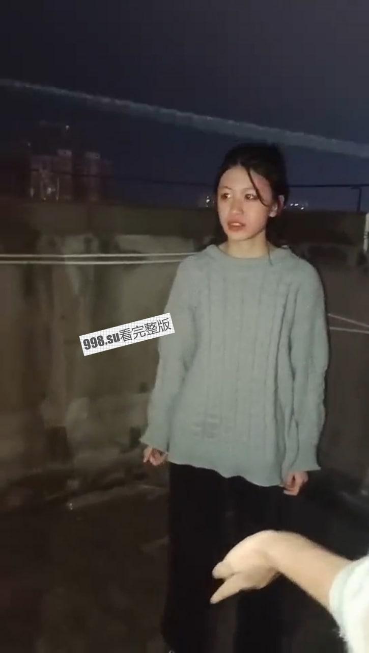 几个女孩 #欺凌 一个漂亮的女孩，边打还边录视频-1