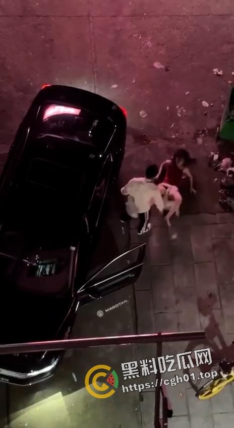 今日热瓜！迈腾哥当街暴打妻子 出门半小时都能偷个男人 内衣扯烂奶子都给拉出来了-3