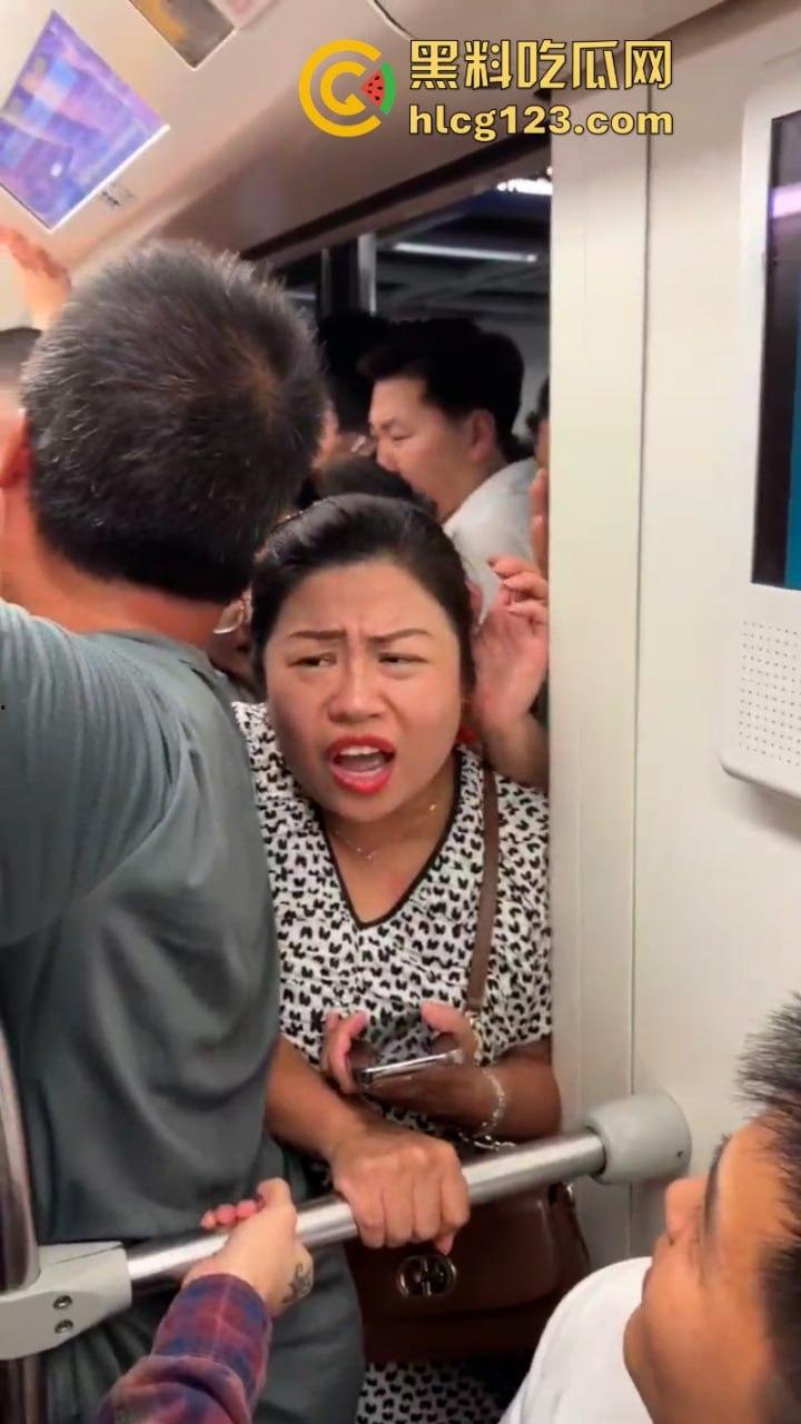 城市打拳挑战赛武汉烟花秀哪有打架好看!“一场烟花秀展现出中国人的百态”-2