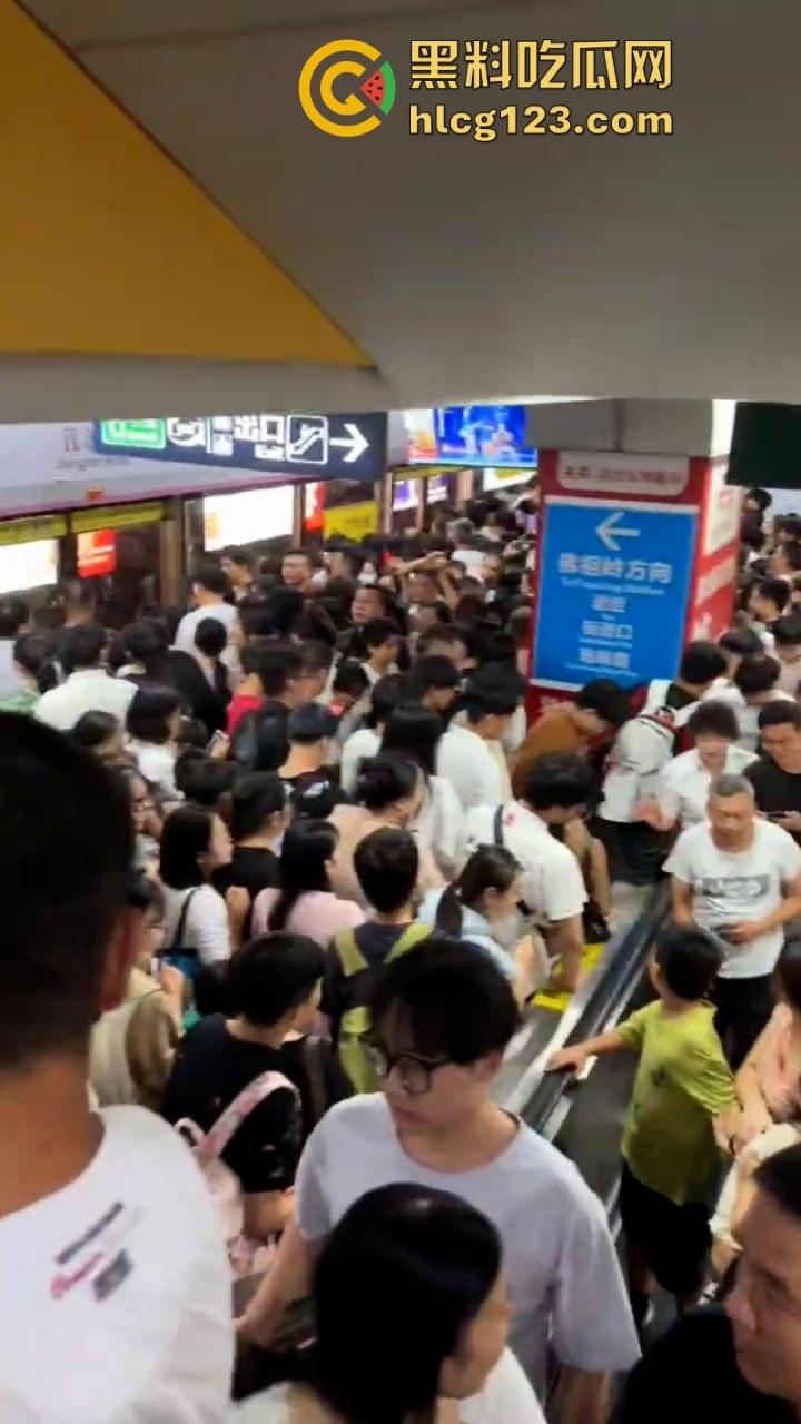 城市打拳挑战赛武汉烟花秀哪有打架好看!“一场烟花秀展现出中国人的百态”-4