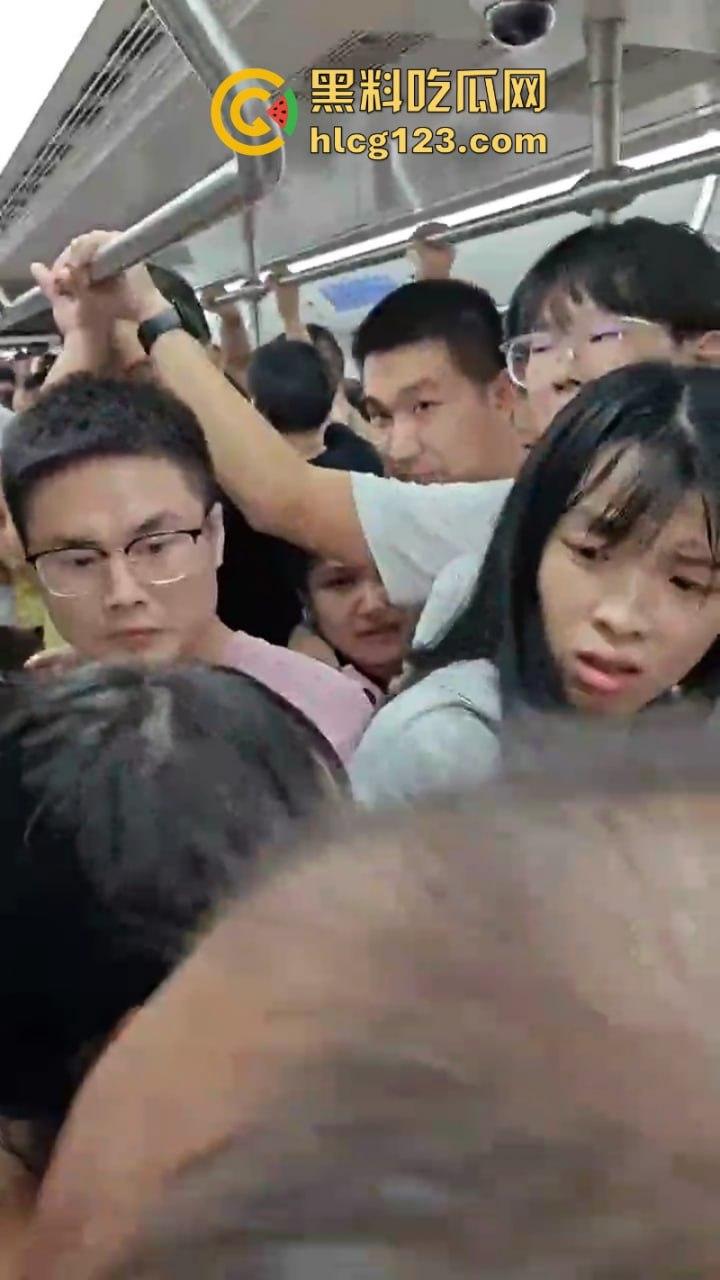 城市打拳挑战赛武汉烟花秀哪有打架好看!“一场烟花秀展现出中国人的百态”-5