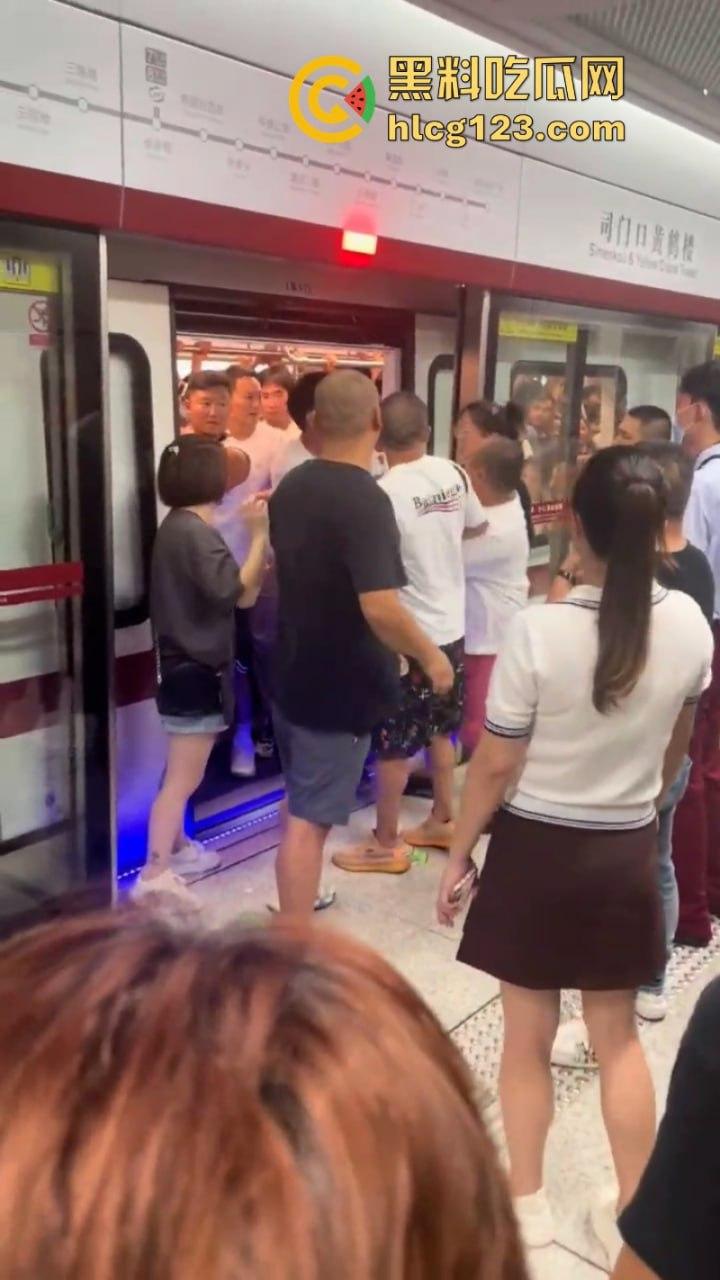 城市打拳挑战赛武汉烟花秀哪有打架好看!“一场烟花秀展现出中国人的百态”-6