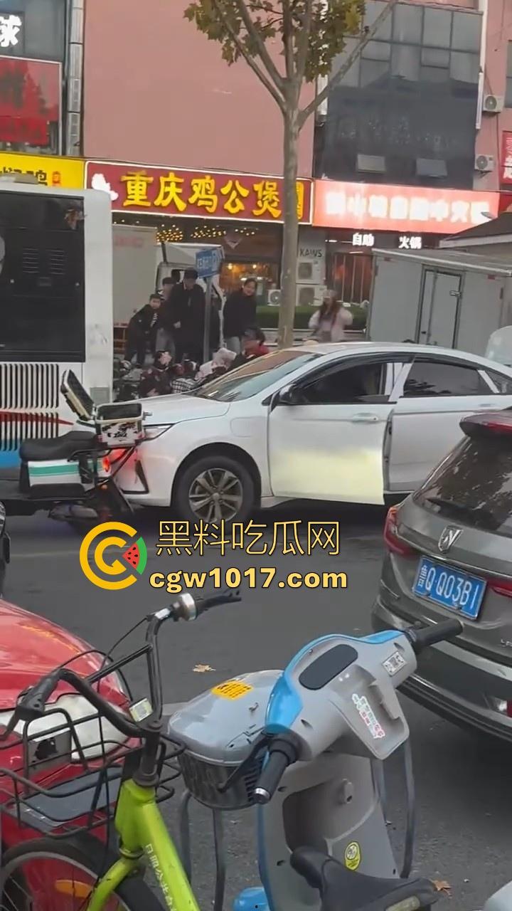 山东日照外卖小哥被撞，直接躺下玩手机报警处理，姿势像在家的床上一样，不料遭司机大哥报复-3